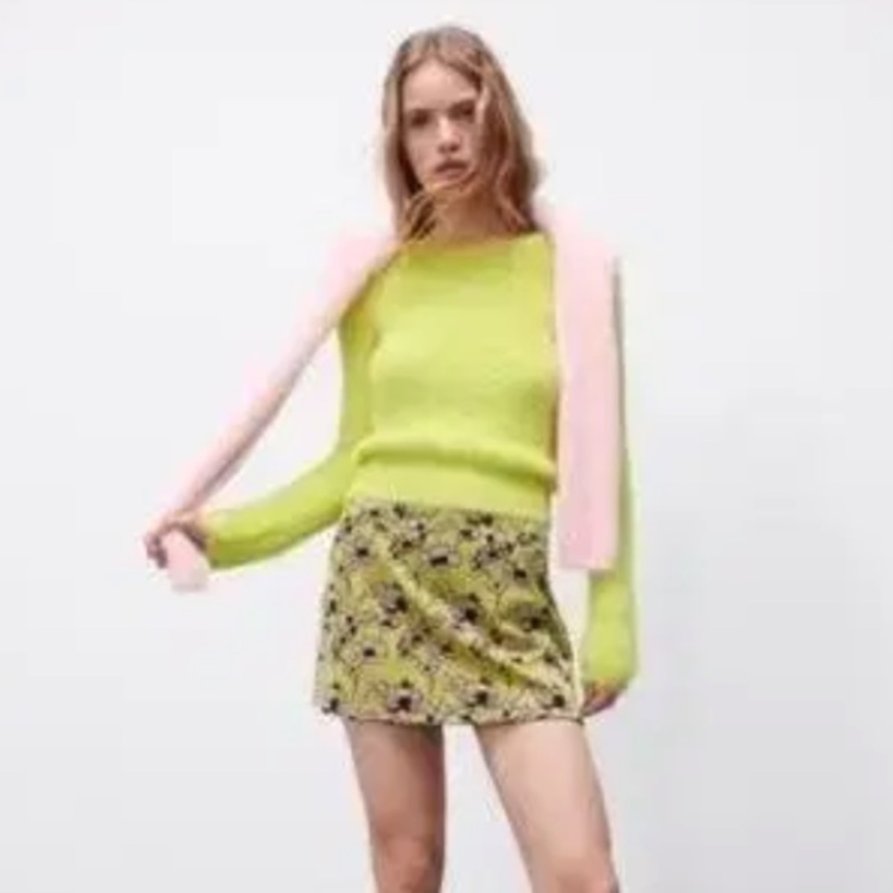 Zara Bright Green Fuzzy Crew Neck Sweater. Style 7901/449/511 Size S